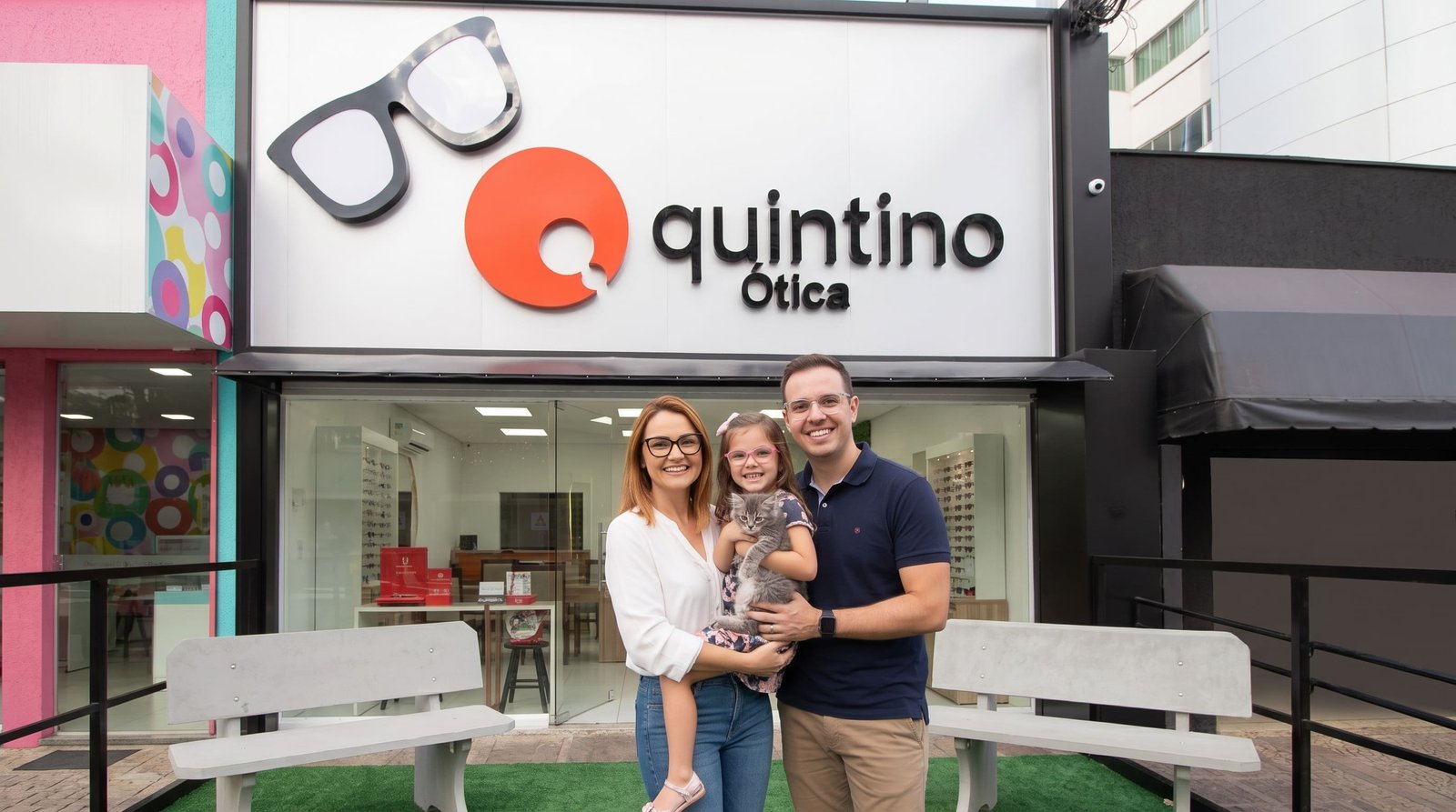 Fachada e equipe da Ótica Quintino no centro de Londrina